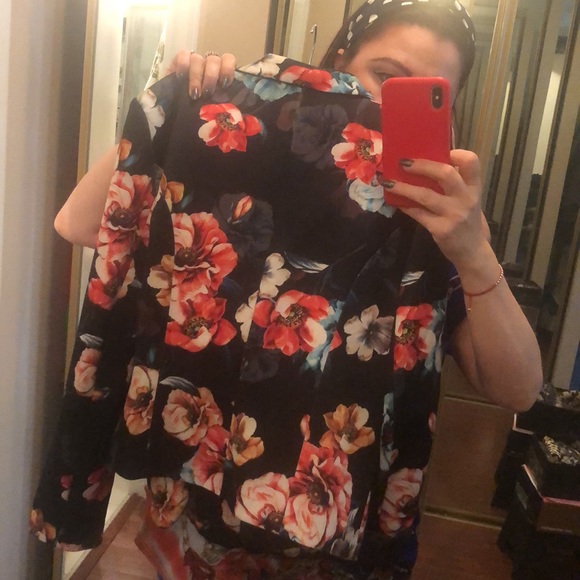 Absolutely gorgeous blazer. Size fit to L. Silk feeling - Picture 7 of 15